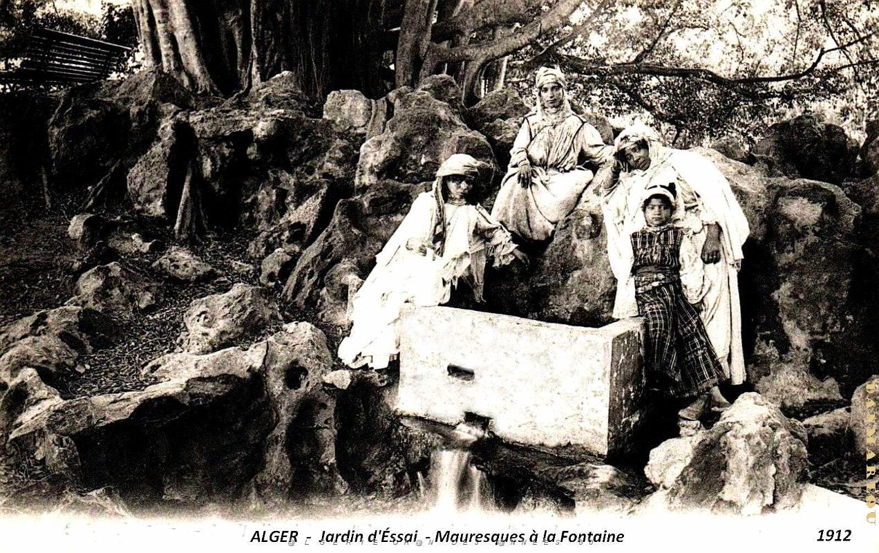 Alger - Jardin d'Essai - Mauresques a la Fontaine - 1912.jpg